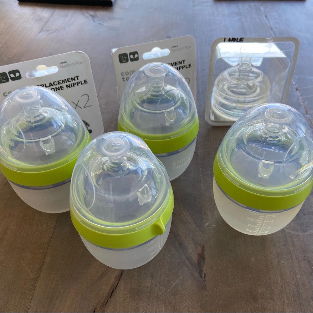 Like New Comotomo 5 oz bottles and rep. nipples